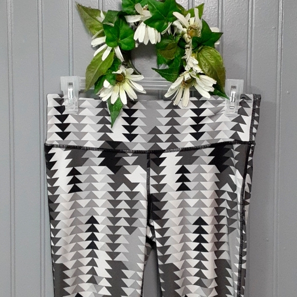 BOTH Gap Fit Capri Leggings - Picture 3 of 14